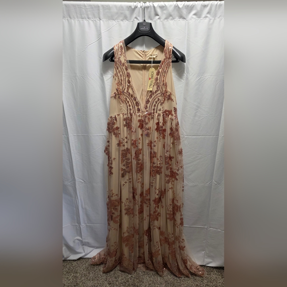 Chic Embroidered Maxi Dress in Cream and Pink